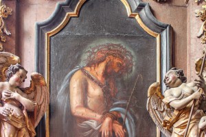 Ołtarz powstały w tradycjach barokowych z 1801 r. z obrazem współczesnym Ecce Homo.