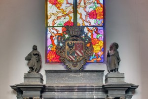 Współczesny witraż „Rosa mistica”.