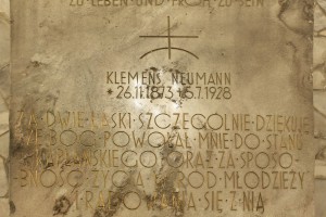 Płyta nagrobna kapłana Klemensa Neumanna (+1927)